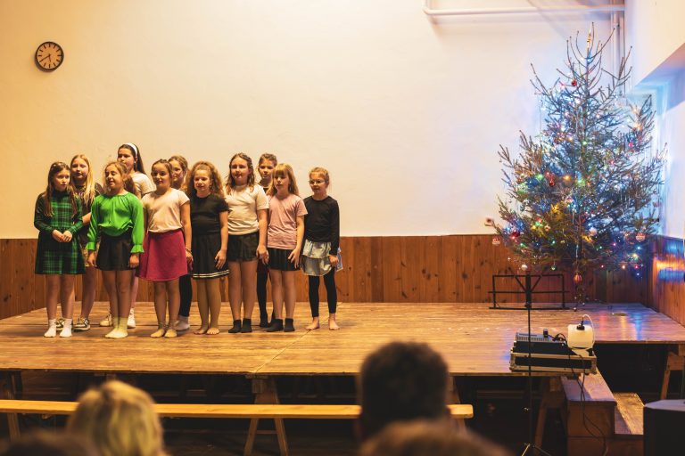 Školní vánoční besídka rozzářila oči rodičů i dětí a žáků